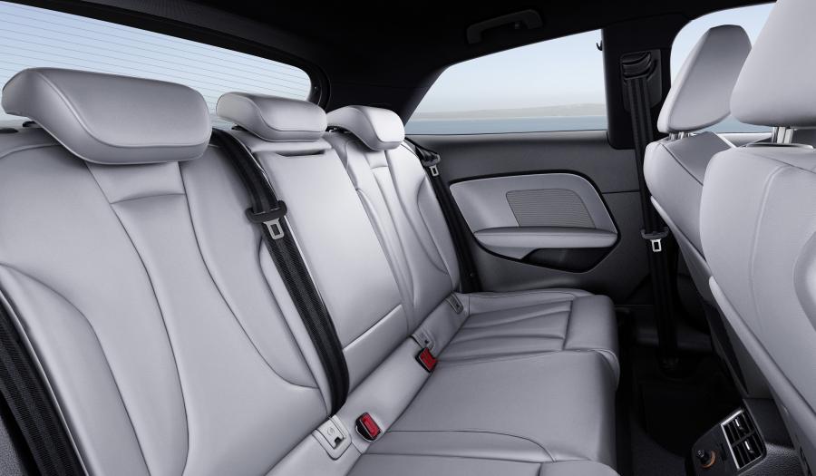 Интерьер Audi A3 2.0 TDI Quattro S-Line (8V) 2016 года  (фото 17 из 18)
